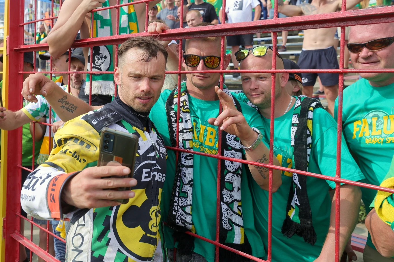 Krzysztof Buczkowski z kibicami Falubazu.