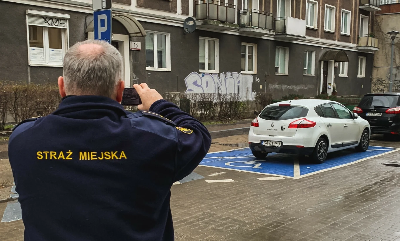 Parkowanie na miejscu dla niepełnosprawnych bez specjalnej karty to murowany mandat Parkowanie na miejscu dla niepełnosprawnych bez specjalnej karty to murowany mandat