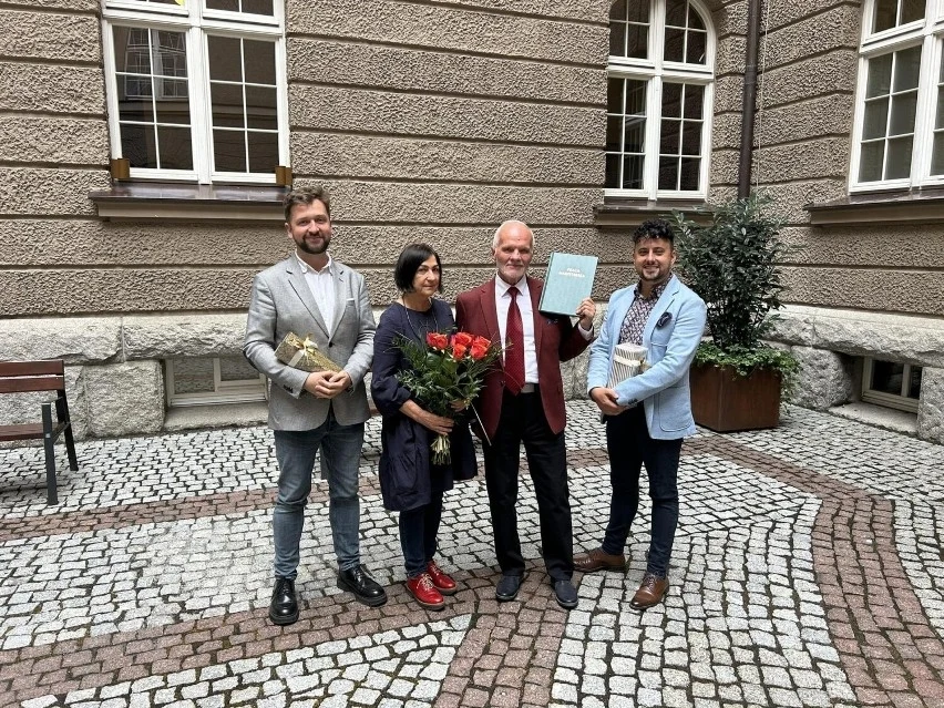 Zenon Lenczewski w towarzystwie komisji egzaminacyjnej Zenon Lenczewski w towarzystwie komisji egzaminacyjnej
