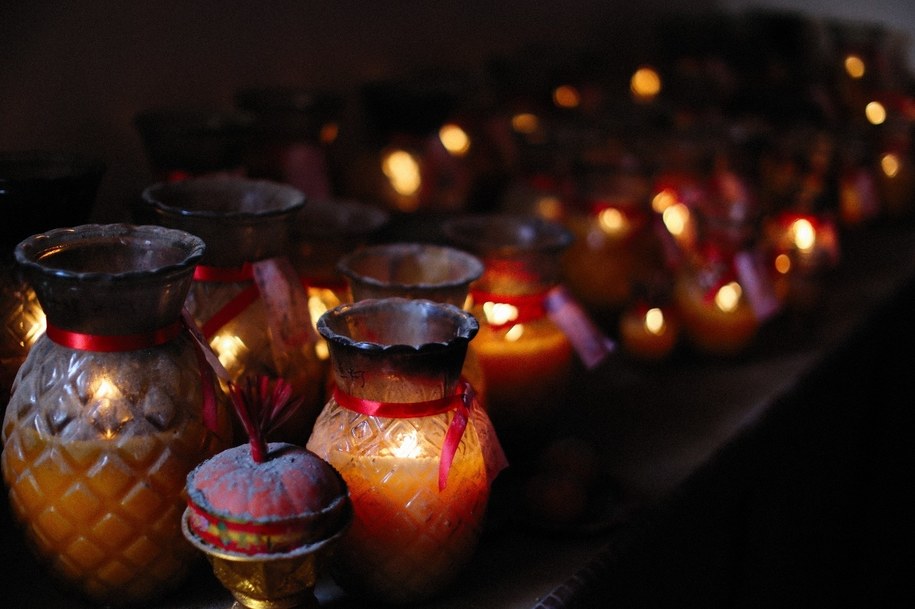 палаючі свічки - символ Всіх Святих