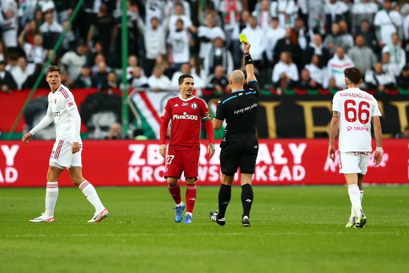 Legia Warszawa przegrała na własnym stadionie z Rakowem Częstochowa przerywając świetną serię bez porażki. 