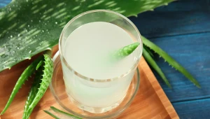 Sok z aloesu zmieszaj z wodą i pij codziennie. Podratuje zdrowie, załagodzi stany zapalne