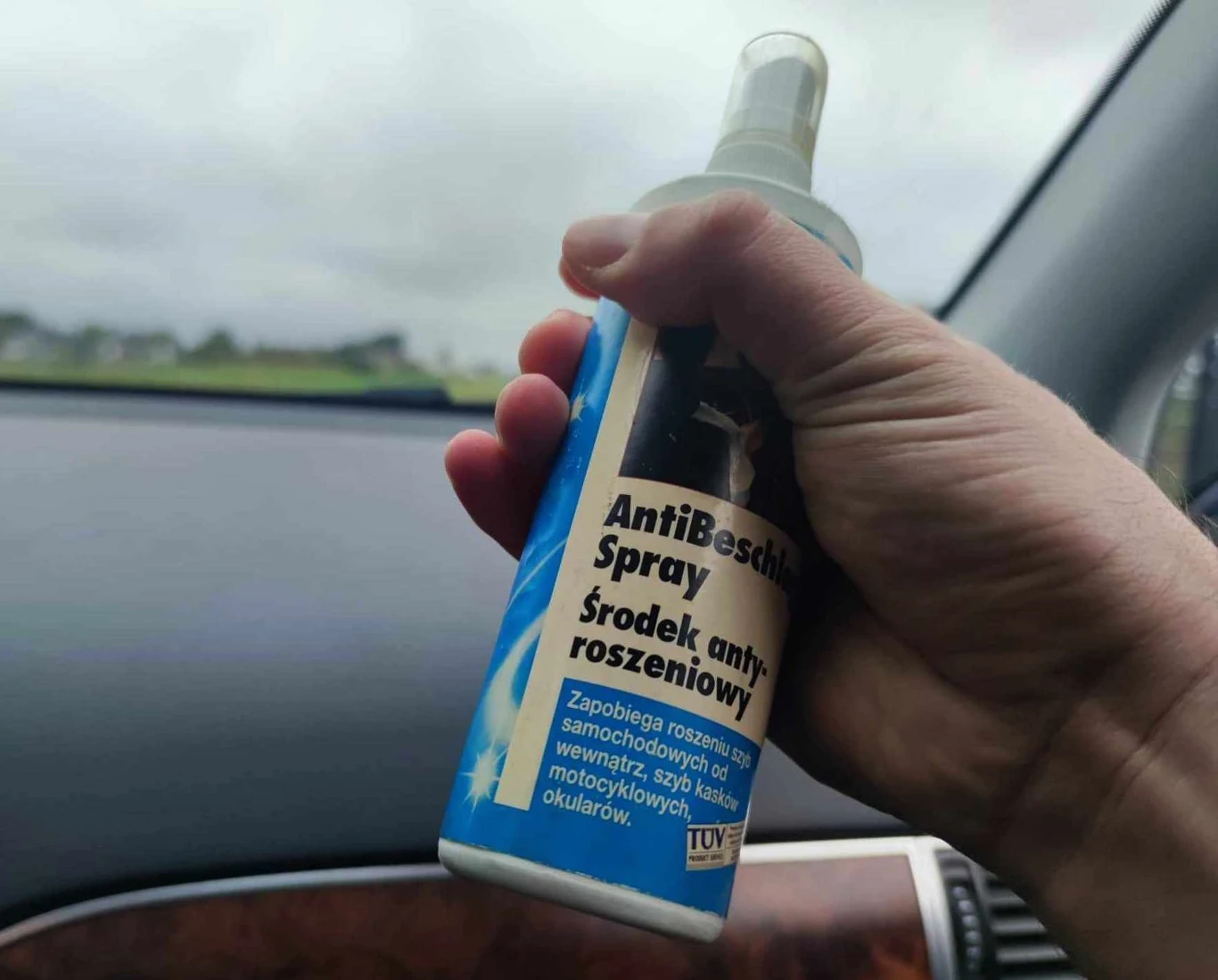 Spray anti-fog czyli środek antyroszeniowy, można kupić w sklepach z chemią samochodową