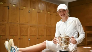 Iga Świątek z trofeum za zwycięstwo w Roland Garros