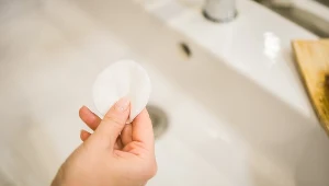 Używasz płatków kosmetycznych codziennie? Kosmetolog łapie się za głowę