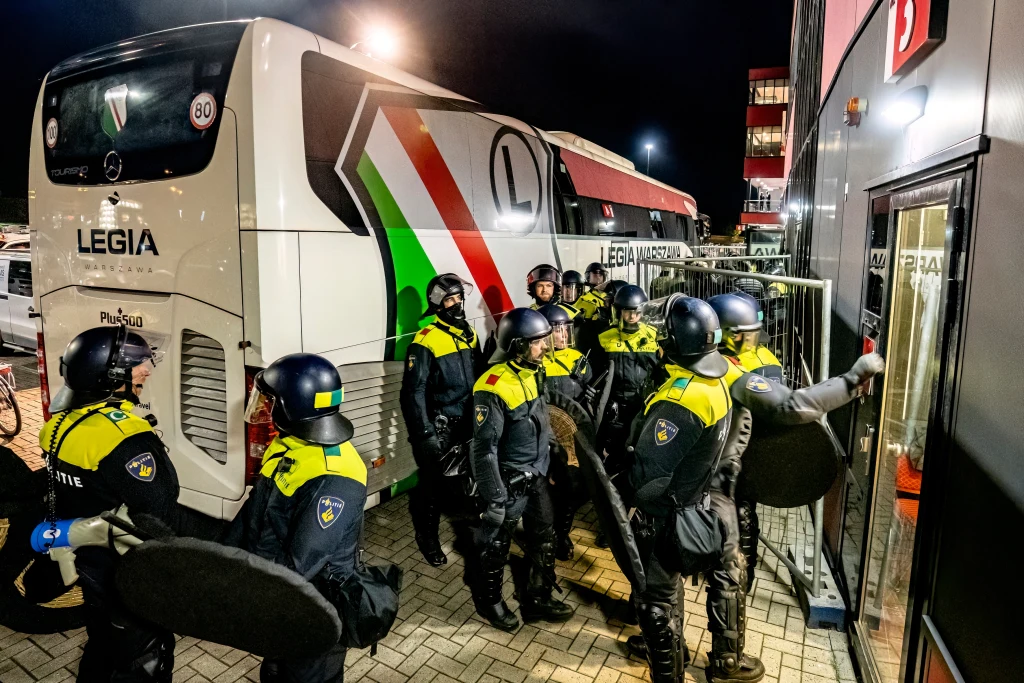 Policja przed autokarem Legii w Alkmaar Policja przed autokarem Legii w Alkmaar