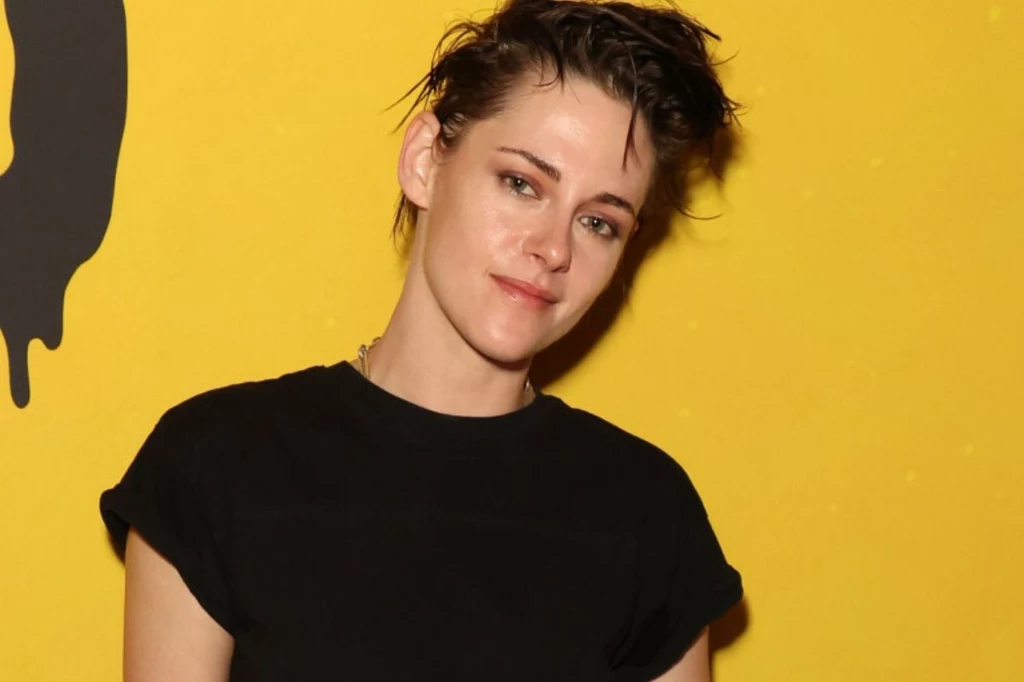 Kristen Stewart w fryzurze mixie cut. To najmodniejsze cięcie jesieni 2023