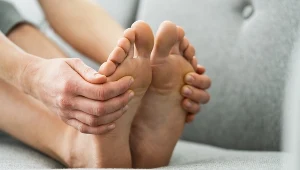 Bolesne, suche, a może spuchnięte? Wygląd stóp zdradza te choroby