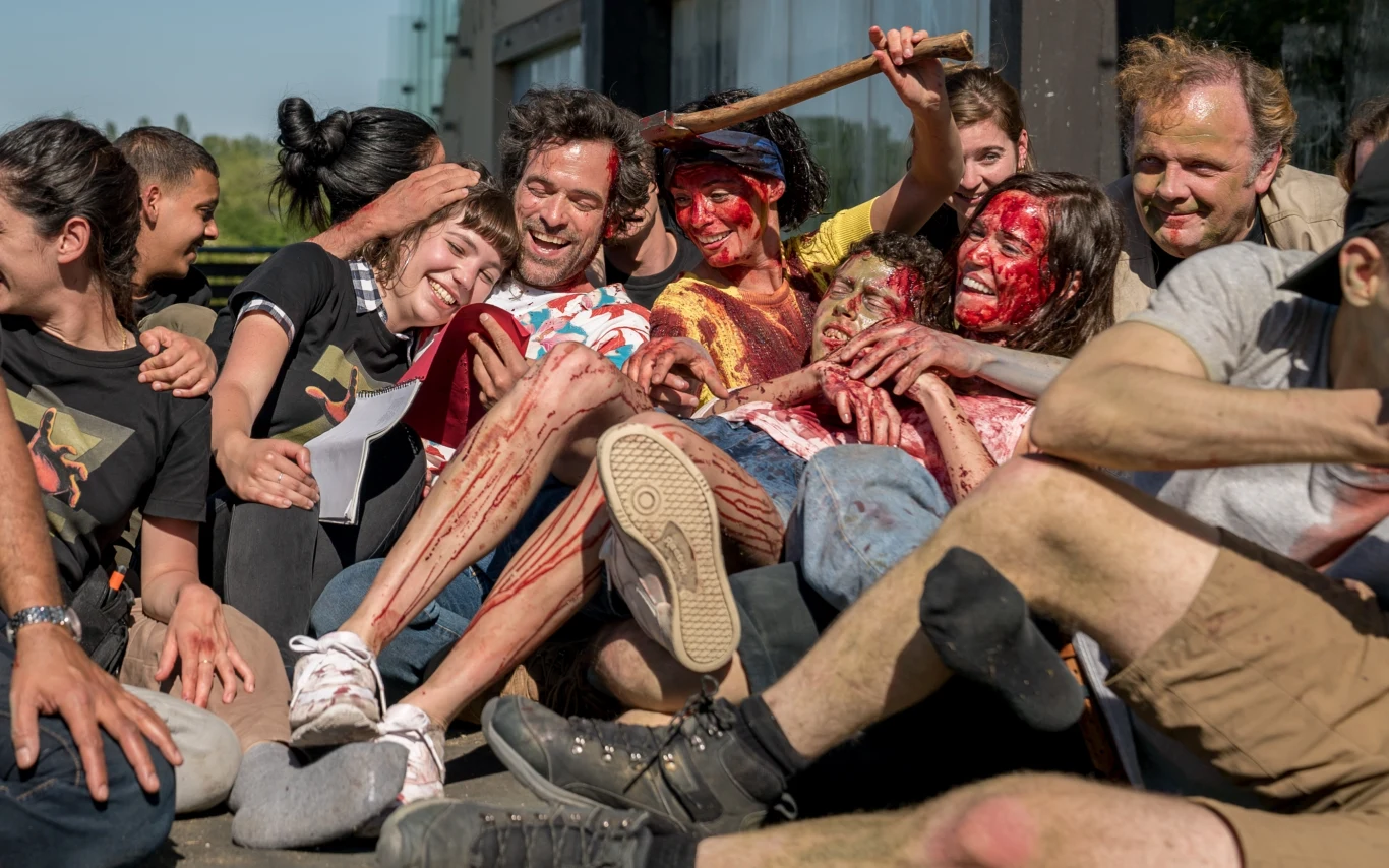 "Cięcie!" łączy elementy horroru, komedii pomyłek i dramatu. "Cięcie!" łączy elementy horroru, komedii pomyłek i dramatu.