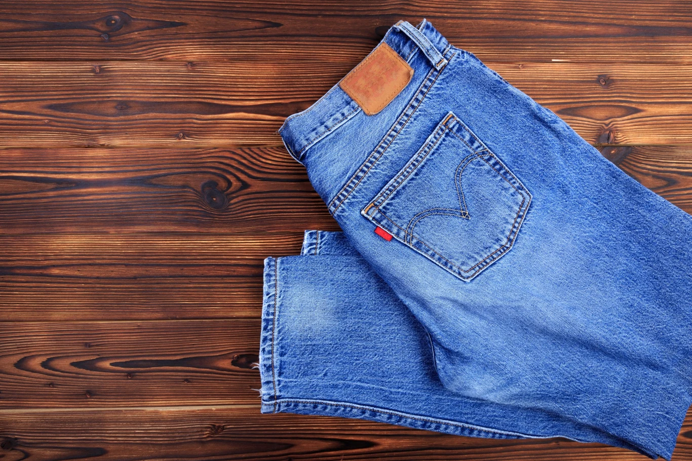 Suszenie jeansów w suszarce nie jest najlepszym pomysłem. Spodnie mogą się skurczyć. 