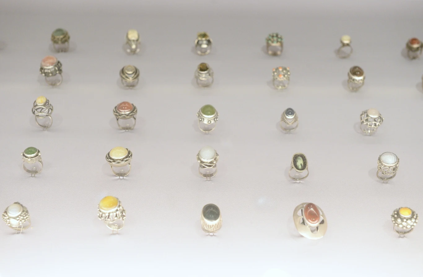 Pierścionki firmy jubilerskiej ORNO. Wystawa w Muzeum Warszawy w 2019 roku