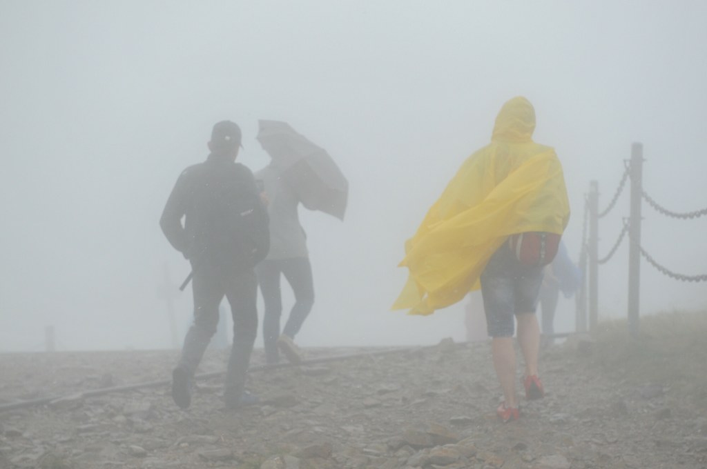 Deszcz i silny wiatr na Śnieżce nie należą do rzadkości