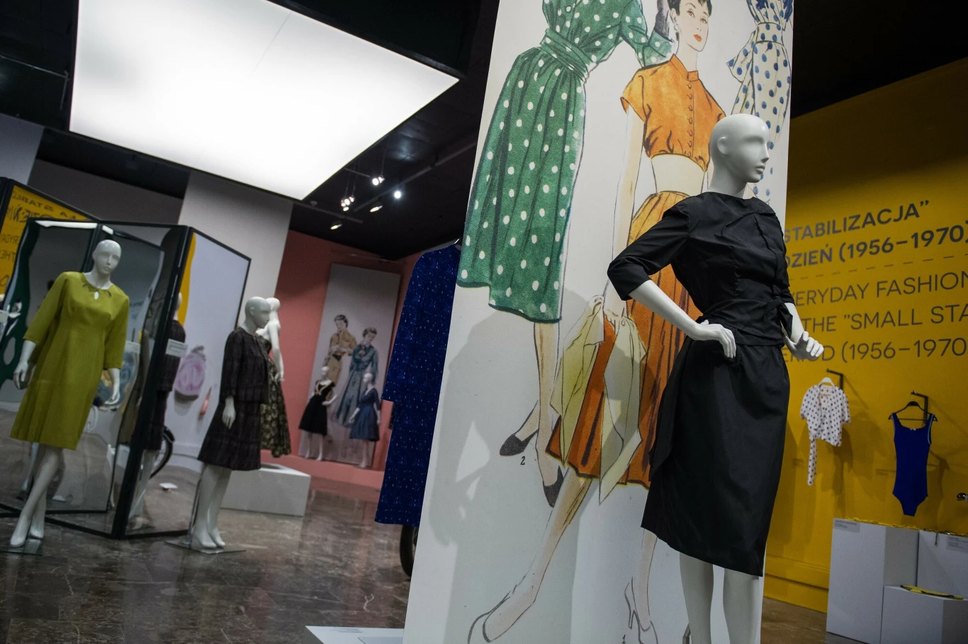 Moda, fryzury, biżuteria... Zainteresowanie czasami PRL-u wciąż rośnie