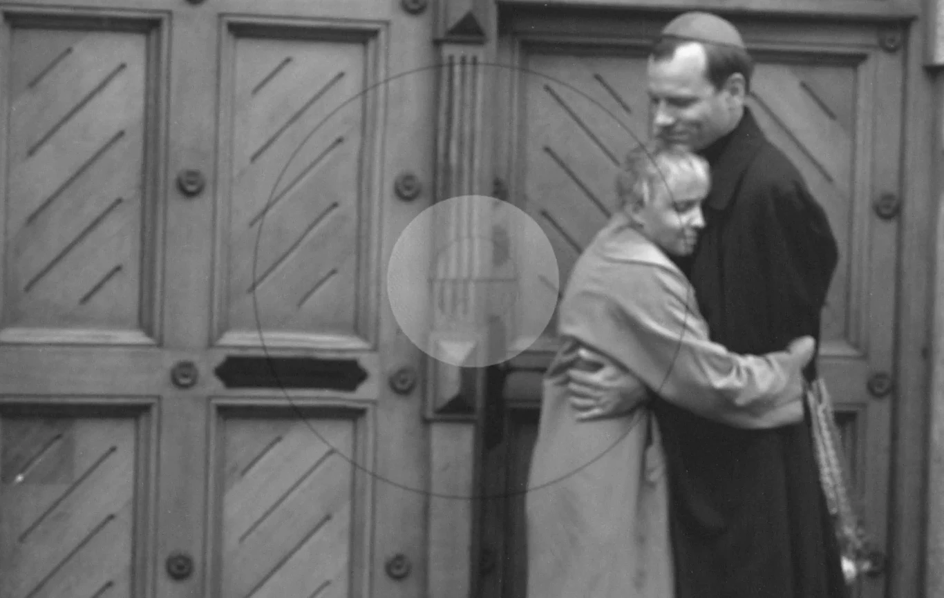 Karola Wojtyłę zagrał w "Figurancie" Maciej Mikołajczyk, ale głos podłożył Mateusz Grydlik Karola Wojtyłę zagrał w "Figurancie" Maciej Mikołajczyk, ale głos podłożył Mateusz Grydlik