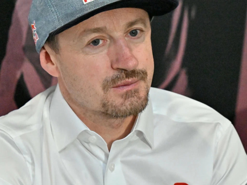 Adam Małysz postanowił przeprosić swoich fanów Adam Małysz postanowił przeprosić swoich fanów