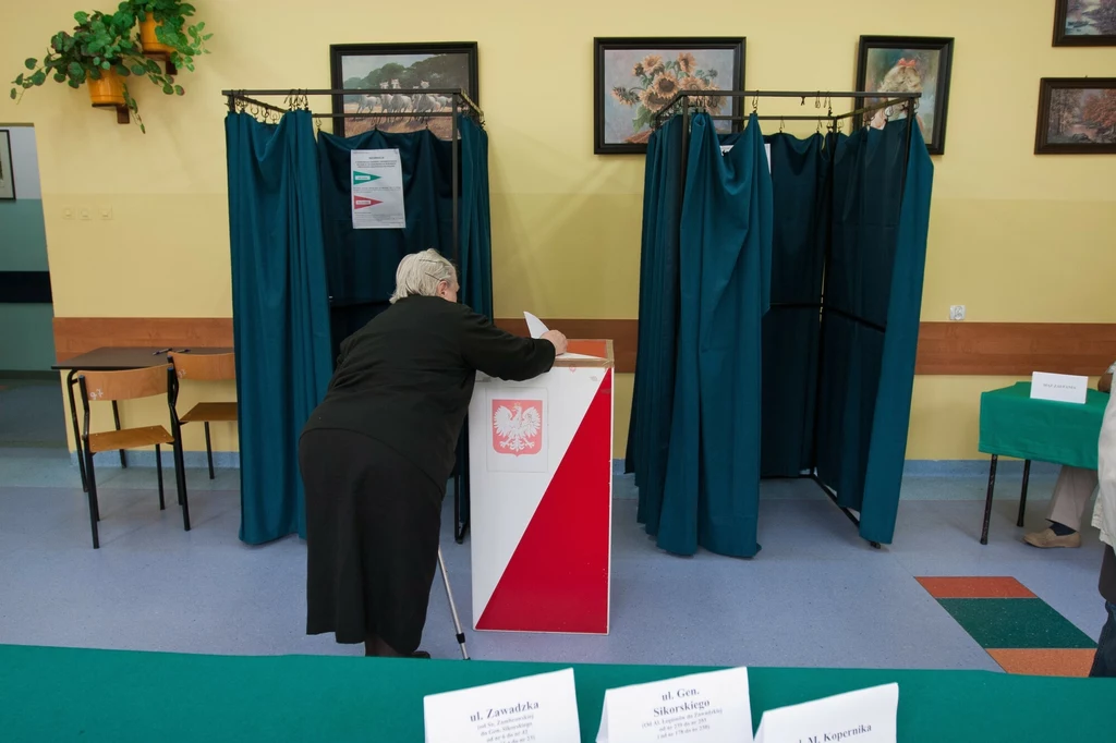 Jak zagłosują w tych wyborach seniorki? Ważne są dla nich nie tylko kwestie bieżące, ale również bezpieczna przyszłość ich dzieci i wnuków