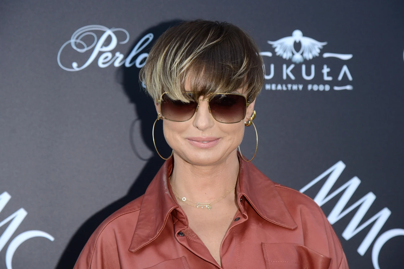 Fryzura w stylu pixie cut z grzywką, a do tego modne refleksy to strzał w dziesiątkę dla dojrzałych kobiet 