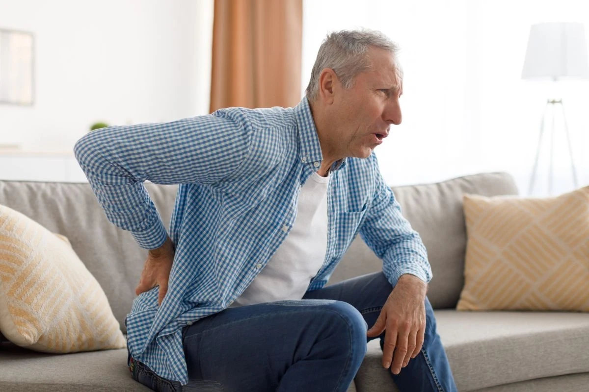 Rwa kulszowa powoduje silny ból, który zazwyczaj dotyczy jednej strony ciała - od pleców, aż do pośladka i łydki