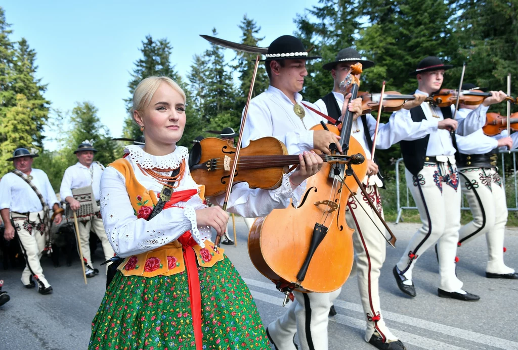 Podczas redyków możemy posłuchać góralskiej muzyki wykonywanej przez lokalnych artystów