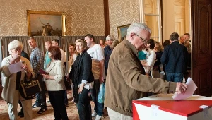 Polacy głosujący w wyborach prezydenckich w ambasadzie Polski we Francji w 2015 roku