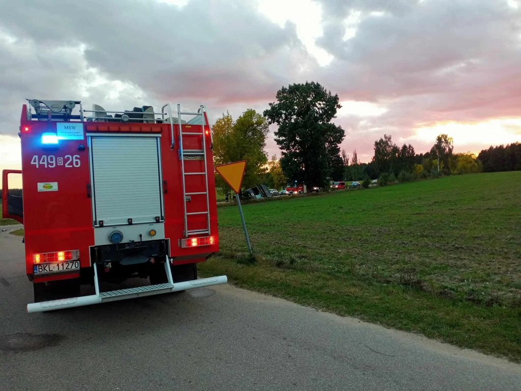 Po zderzeniu z ciągnikiem, karetka dachowała i wpadła do rowu./ źródło: Facebook/OSP Lachowo