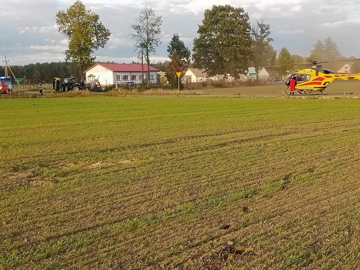 Po wypadku ranną kobietę zabrał śmigłowiec LPR /źródło: OSP Lachowo