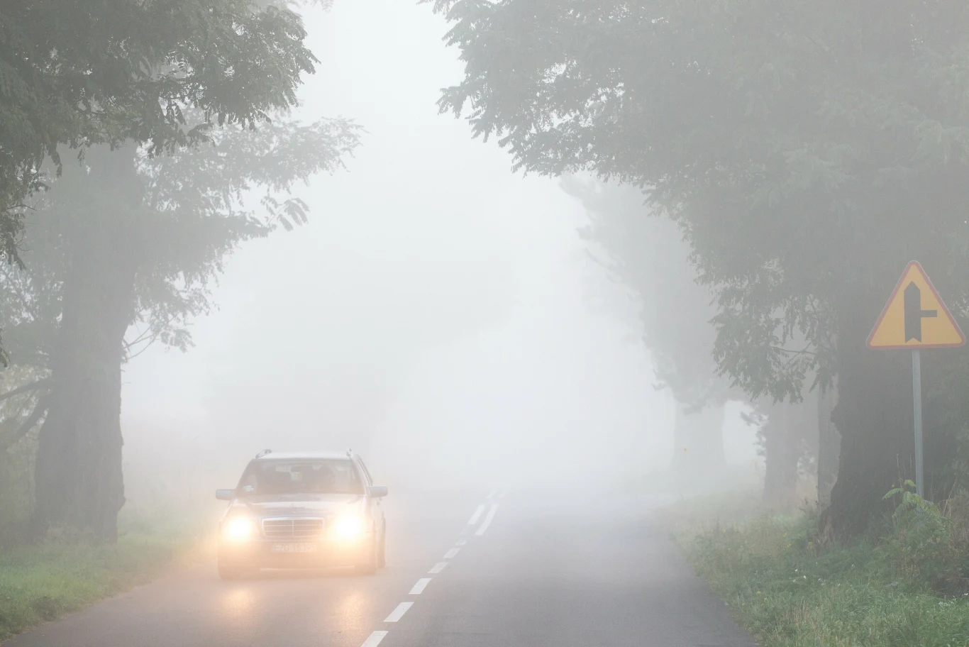 W warunkach takich jak na zdjęciu używanie świateł przeciwmgłowych jest jak najbardziej uzasadnione