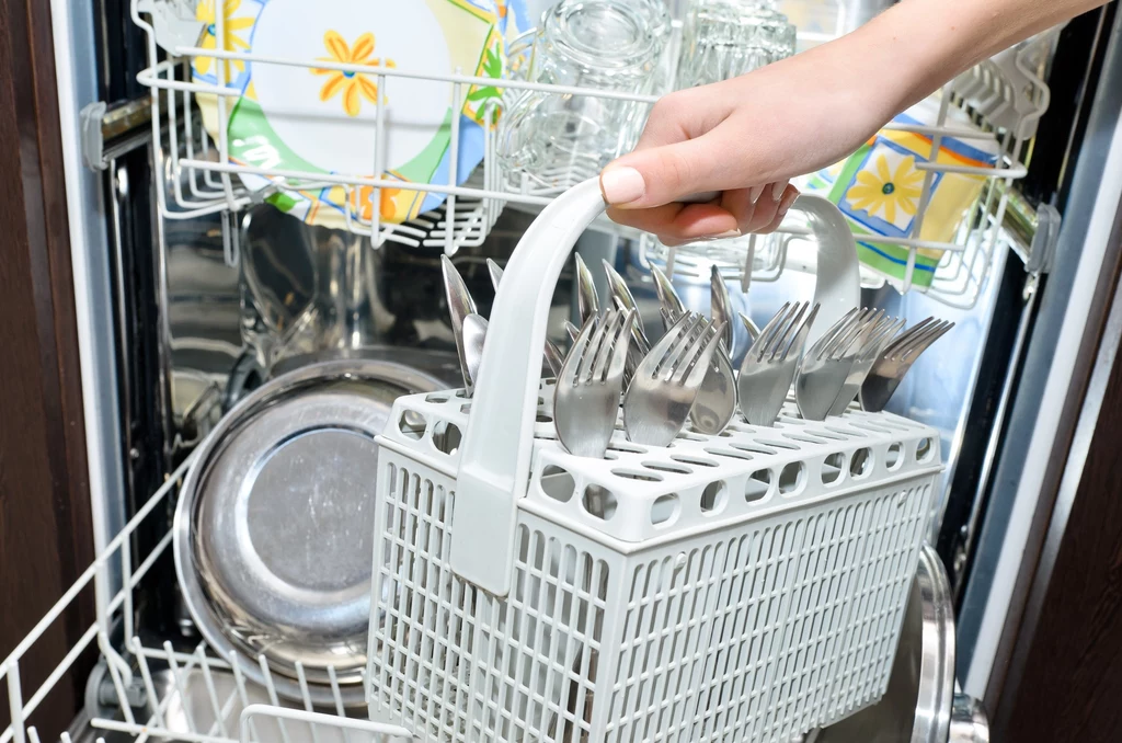 Sztućce po umyciu często mają nieestetyczne zacieki. Okazuje się, że wcale nie trzeba każdorazowo wycierać ich do sucha