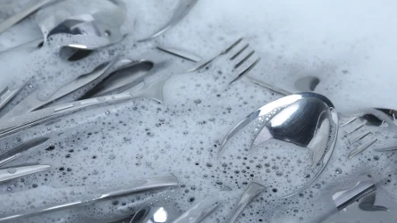 Sztućce na wigilijnym stole będą lśnić jak nowe. Wystarczy, że zrobisz to