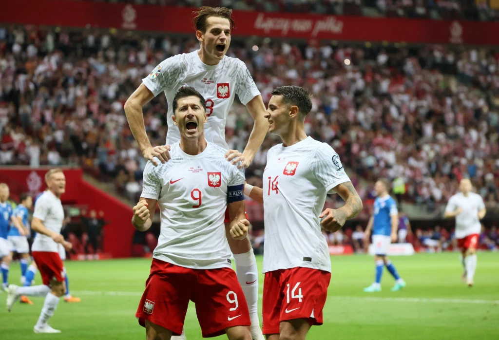 Jakub Kamiński (na górze) został sprzedany z Lecha Poznań za 10 mln euro. W kadrze zagrał 15 spotkań Jakub Kamiński (na górze) został sprzedany z Lecha Poznań za 10 mln euro. W kadrze zagrał 15 spotkań