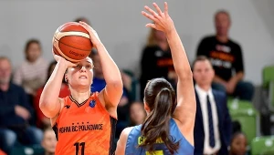 Zala Friškovec (z lewej) z KGHM BC Polkowice i Maite Cazorla z ZVZ USK Praga