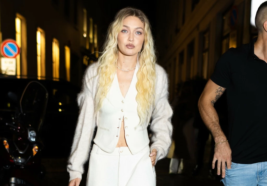 Gigi Hadid w białej stylizacji 