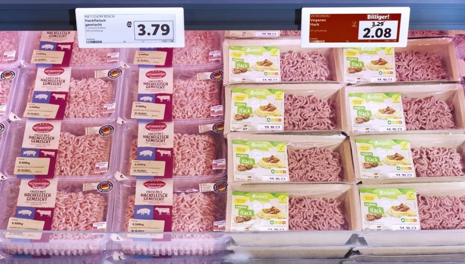 W niemieckich sklepach Lidl wegańskie mięso będzie wystawiane w lodówkach obok prawdziwego i będzie mieć podobną cenę. Polski oddział sieci informuje, że również w naszym kraju rośnie zainteresowanie roślinnymi alternatywami