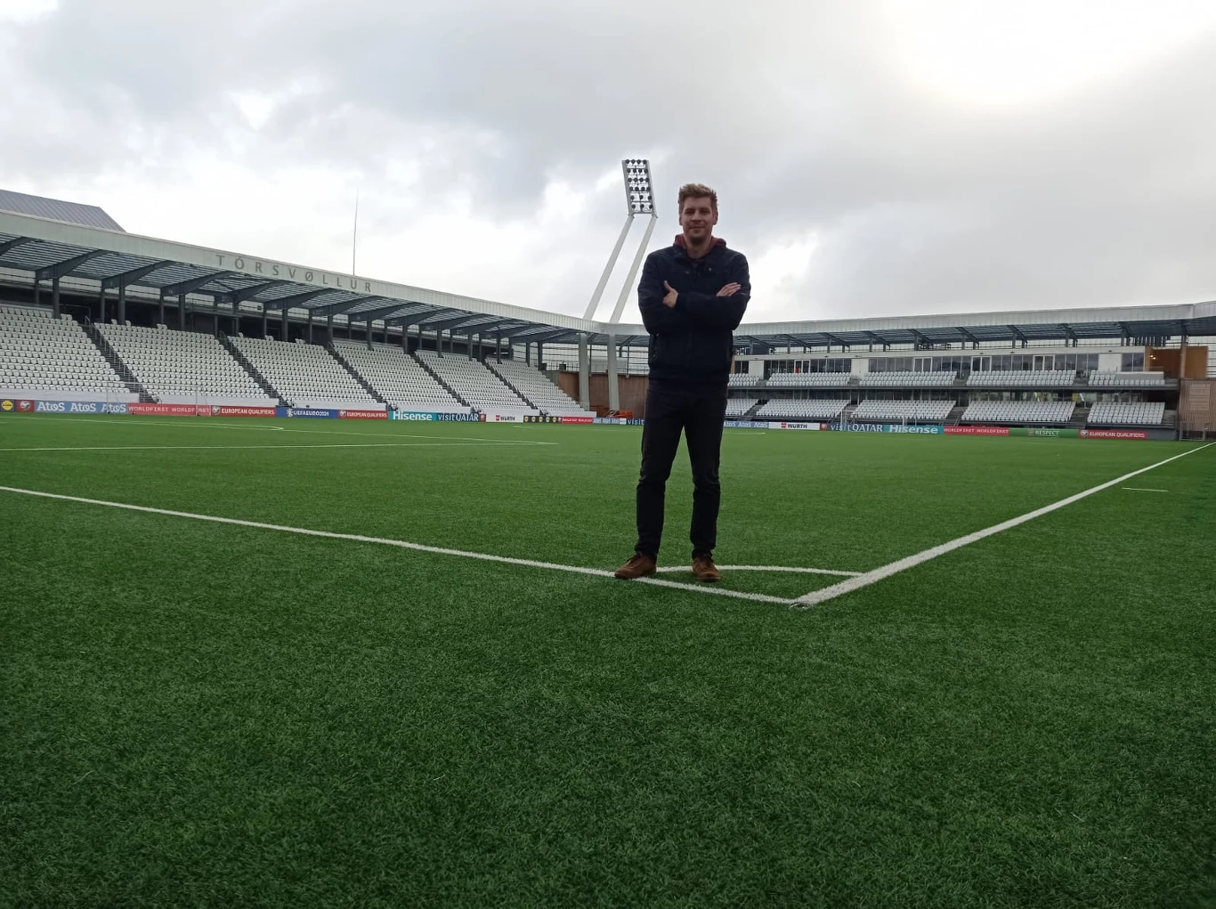 Reporter Interii Wojciech Górski na stadionie w Thorshavn