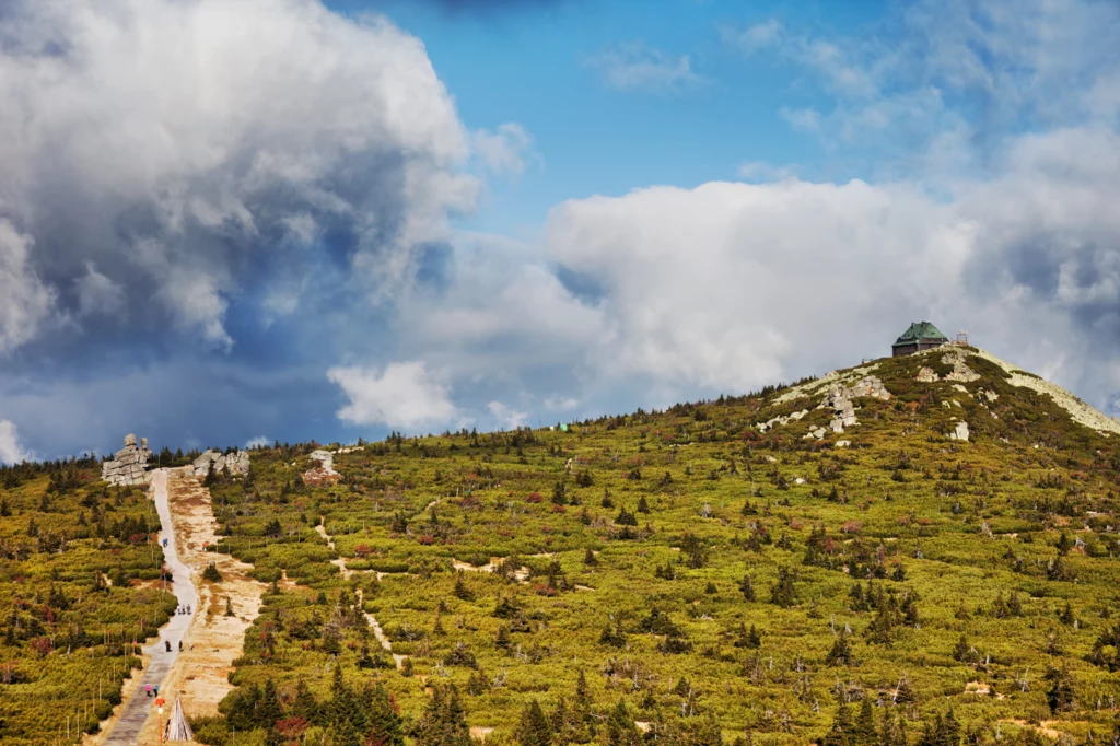 Szrenica to szczyt górski znajdujący się w zachodniej części Karkonoszy