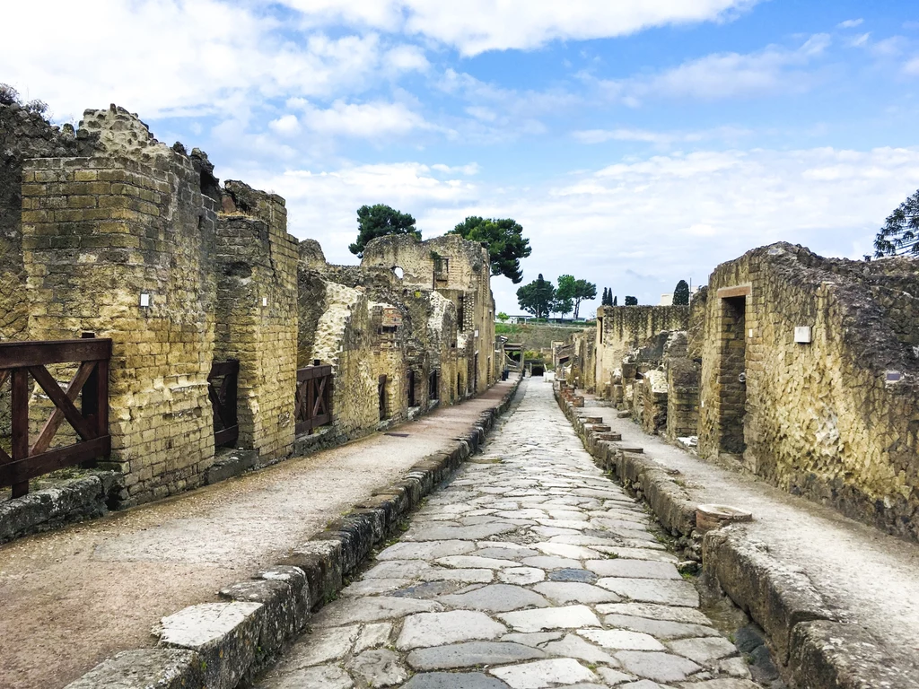 Ruiny miasta Pompeje powszechnie kojarzą się z efektami erupcji wulkanu. Wulkan wybuchał m.in. w 62-63 r., ale najbardziej niszczycielska była katastrofa, która nastąpiła 17 lat później
