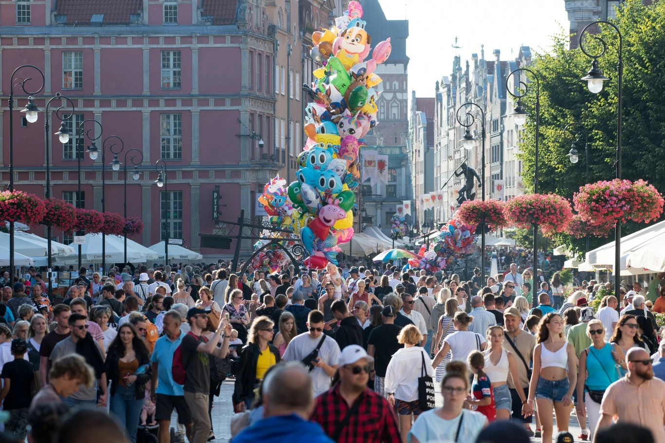 Ile naprawdę zarabiają Polacy? Dwie trzecie Polaków ma mniej niż średnią krajową Ile naprawdę zarabiają Polacy? Dwie trzecie Polaków ma mniej niż średnią krajową