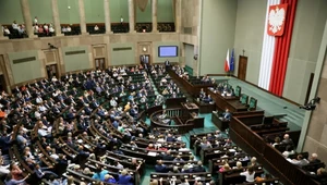 Nowy sondaż poparcia dla partii. KO przed PiS. Na zdj. sala obrad Sejmu 