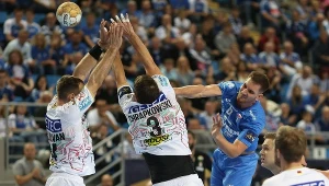 Czerwona kartka, bramkarz dostał w twarz. Potentat odetchnął w Polsce 