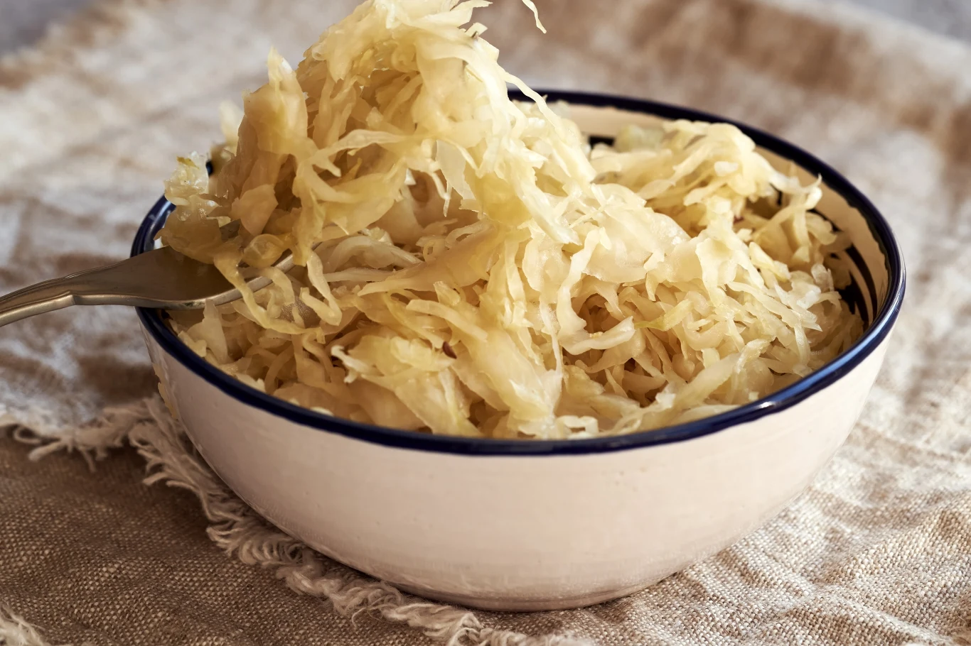 Aby kapusta kiszona miała idealny smak nie możesz przesadzić z ilością soli. Ile przyprawy dodać? Oto najlepsza ilość Aby kapusta kiszona miała idealny smak nie możesz przesadzić z ilością soli. Ile przyprawy dodać? Oto najlepsza ilość