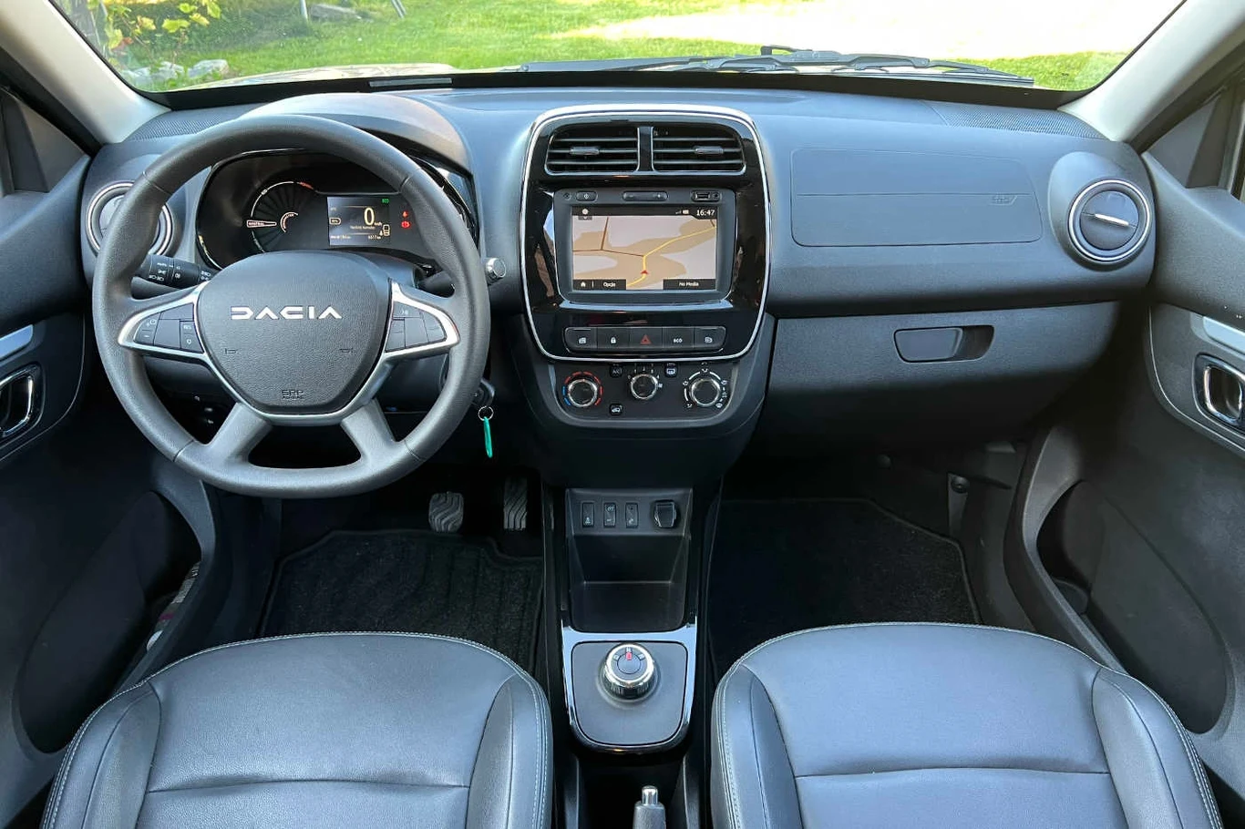 Kokpit Springa jest banalnie prosty w obsłudze. I pozwala na korzystanie z CarPlay oraz Android Auto