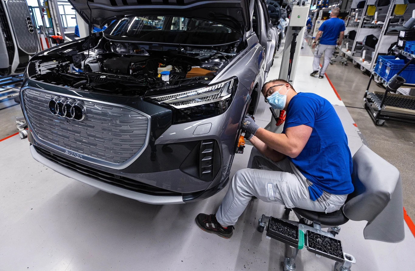 Produkcja Audi Q4 e-tron musiała zostać zmniejszona z uwagi na zbyt optymistyczne wcześniejsze prognozy Produkcja Audi Q4 e-tron musiała zostać zmniejszona z uwagi na zbyt optymistyczne wcześniejsze prognozy