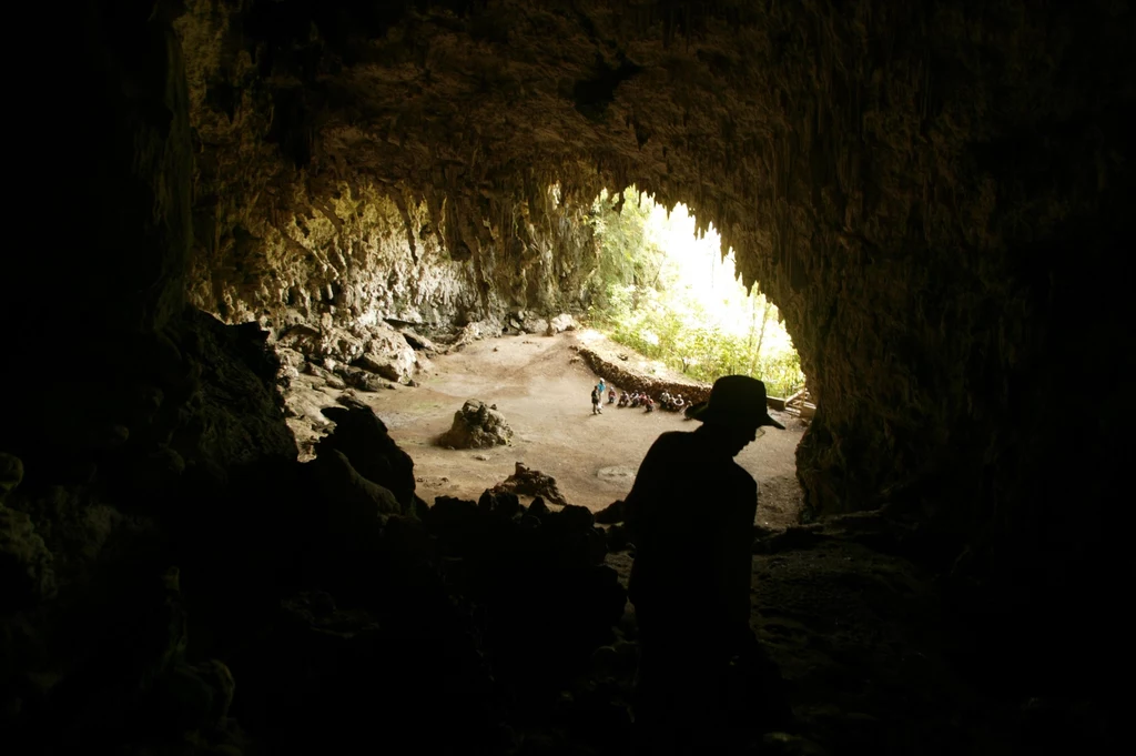 Archeolog Douglas Hobbs w jaskini w, której znaleziono szczątki hominina