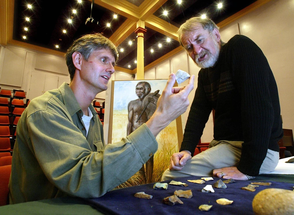 Profesor Bert Roberts i professor Mike Morwood omawiają artefakty znalezione na wyspie Flores