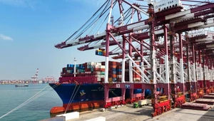 Dane o eksporcie w Chinach we wrześniu 2023 r. były lepsze od prognoz. Na zdjęciu kontenerowiec w Qingdao