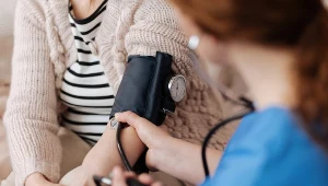 Wysokie ciśnienie to objaw. Może stanowić zagrożenie dla matki i dziecka