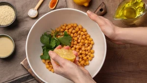 Strączki, pestki i świeże zielone warzywa to bogactwo witamin dla gładkiej i nawilżonej skóry - wskazuje dermatolog 