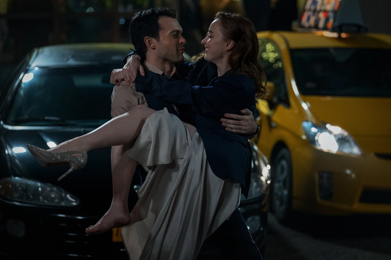 Alden Ehrenreich i Phoebe Dynevor w filmie "Fair Play"