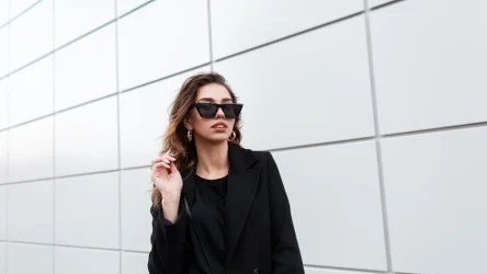 Czarna marynarska oversize pozwoli ci skomponować wiele rozmaitych stylizacji