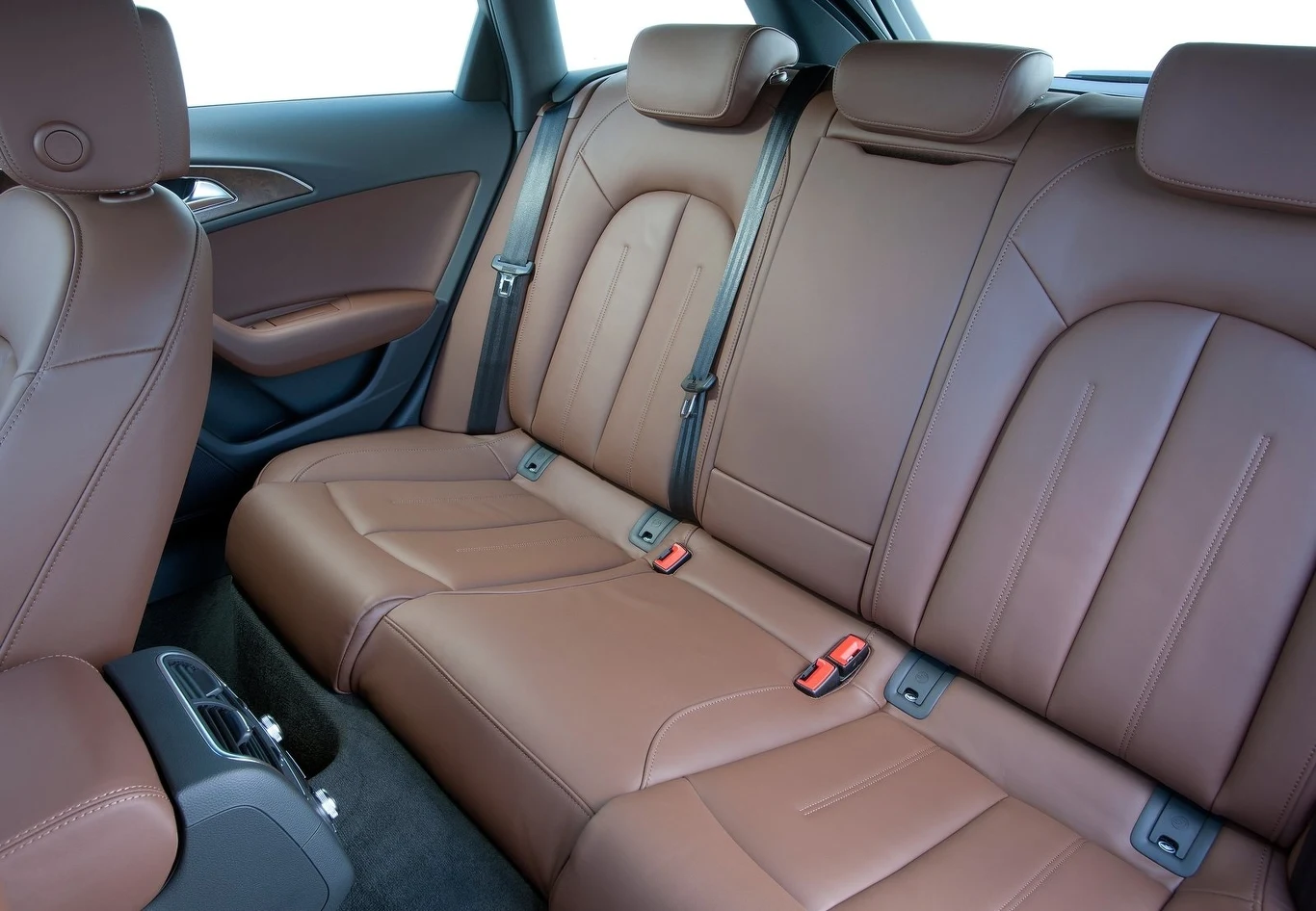 Z tyłu wysokim osobom może brakować nieco miejsca na stopy i nad głową